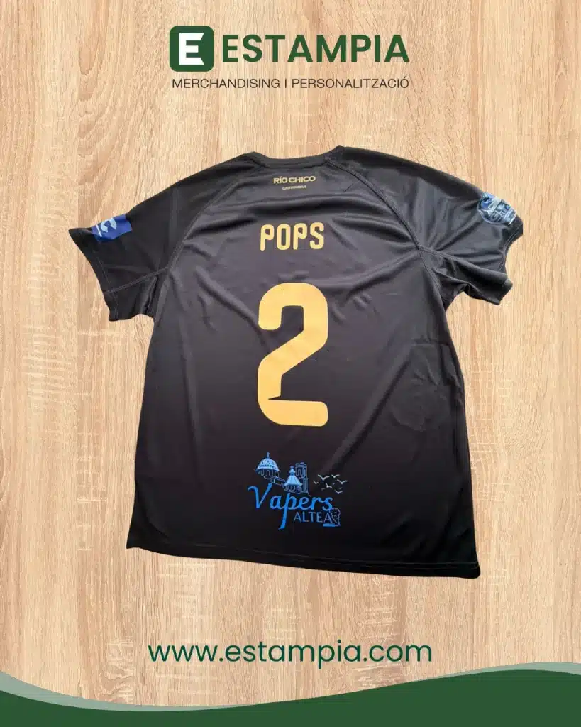 Camiseta técnica negra para equipo de futbol sala con nombre, número y patrocinadores