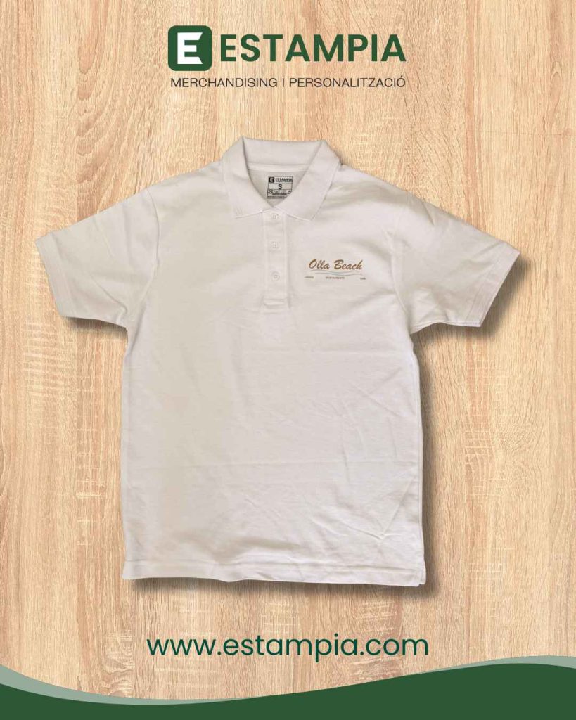 Polo personalizado 100% algodón en color blanco con el logo de Olla Beach en el pecho